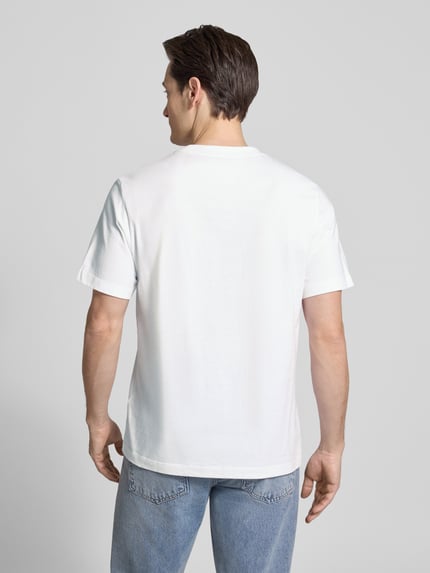 Männermodel trägt T-Shirt mit Rundhalsausschnitt von CK Calvin Klein, Herren T-Shirt aus reiner Baumwolle, Regular-Fit, Rückenlänge 67 cm, Ganzkörperansicht Rückansicht.