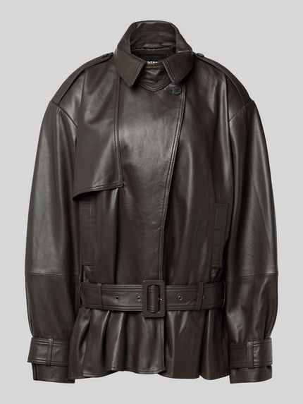 Produktfoto, Oversized Jacke aus echtem Lammleder von ROTATE, ciemny brąz, wykładany kołnierz, pasek, zapięcie na guzik, szerokość w rozmiarze 36: 67 cm, długość tyłu 76 cm, długość rękawów 67 cm, krój oversized fit, tekstura matowej skóry jagnięcej