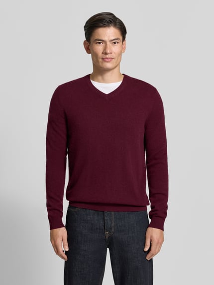 Männermodel trägt gebreide pullover van kasjmier met v-hals van Christian Berg Men in bordeaux, regular fit, Ruglengte maat M 71 cm, Mouwlengte maat M 71 cm, Ganzkörperansicht van voren