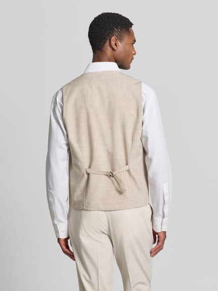 Männermodel trägt Regular Fit Anzugweste mit Viskose-Anteil Modell 'VITRA' von CINQUE in Beige, leichte Struktur, Ganzkörperansicht Rückansicht, elastischer Material-Mix, dezenter Glanz, Rückenriegel, glattes Finish, Rückenlänge ca. 59 cm bei Größe 50.