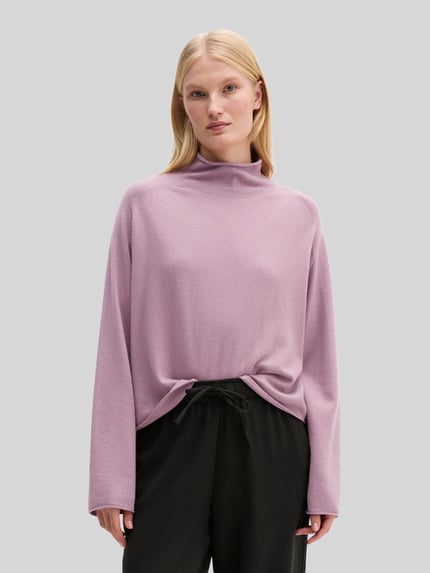 Frauenmodel trägt Rollkragenpullover mit Mock Neck von MARC O'POLO in Flieder, Loose Fit, Feinstrick, Struktur, Ganzkörperansicht von vorne.
