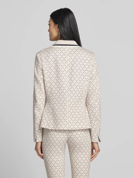 Frauenmodel trägt Slim Fit Blazer mit aufgesetzten Taschen und Knopfverschluss von Marc Cain, Material-Mix mit Stretch-Anteil, cremefarbener Allover-Look, Reverskragen, Rückenlänge 58 cm, Brustweite 49 cm, Ärmellänge 60 cm, Ganzkörperansicht Rückansicht.