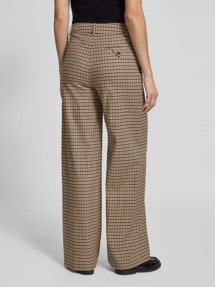 Frauenmodel trägt Wide Fit Stoffhose aus Woll-Baumwoll-Mix mit Karomuster von Lanius, braun-beige Töne, Bundfalten, Ganzkörperansicht Rückansicht.