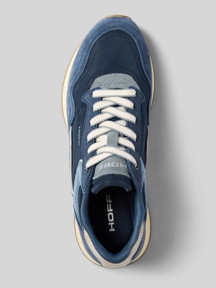 Produktfoto, sneakersy z mieszanki skóry HOFF, model 'City' z detalem z logo, niebieskie odcienie, lekko profilowana podeszwa, wiązanie, krój zaokrąglony, wys. obcasa 3 cm, wys. cholewki 9 cm, szerokość w rozmiarze 40: 8 cm