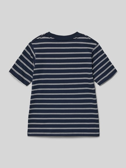 Produktfoto, Dziecięcy t-shirt 'T-Shirt mit Streifenmuster und Stitching' od JACK & JONES z bawełny, krój regular fit, wzór w paski, haft, okrągły dekolt, długość tyłu w rozmiarze 140: 52 cm, kolor granatowy z białymi paskami