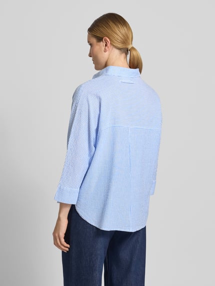 Vrouwenmodel draagt Relaxed Fit Bluse mit Stitchings und 3/4-Arm van Oui in lichtblauw, puur katoen, overhemdkraag, ruglengte maat 36 70 cm, mouwlengte maat 36 53 cm, Ganzkörperansicht Rückansicht.