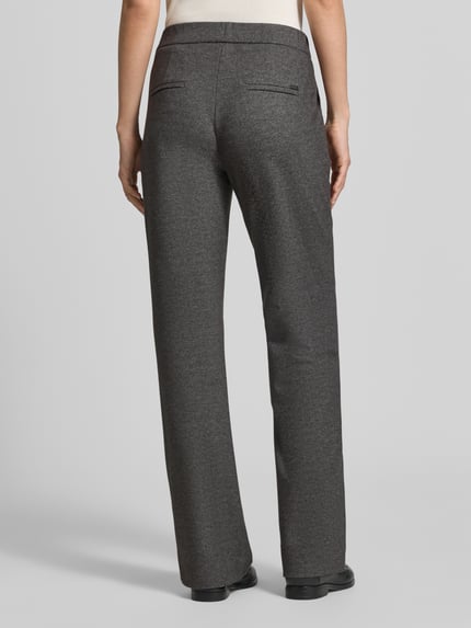 Frauenmodel trägt Weite Hose mit Viskose-Anteil Modell 'Jenny' von TONI in Dunkelgrau, glatte Textur, Damen Weite Hose von TONI, Ganzkörperansicht Rückansicht.