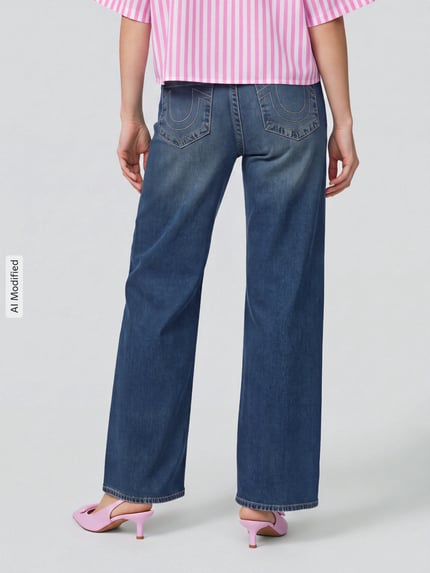 Frauenmodel trägt dunkelblaue Baggy Jeans aus Baumwoll-Mix Modell 'Bobbi' von TRUE RELIGION, Damen Baggy Jeans, Ganzkörperansicht Rückansicht, KI-modifiziertes Bild.