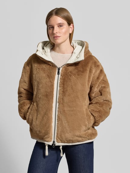 Frauenmodel trägt Regular Fit Jacke mit Zweiwege-Reißverschluss Modell 'ROSECLAIR' von Blauer USA, beige und weiß, Baumwoll-Mix, Ganzkörperansicht von vorne.