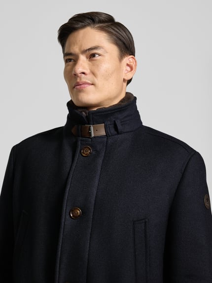 Männermodel trägt Regular Fit Wollmantel aus Woll-Mix mit herausnehmbarem Stepp-Inlay von JOOP!, dunkle Farbe, Nahaufnahme Oberkörper, Herren Mantel von JOOP! COLLECTION