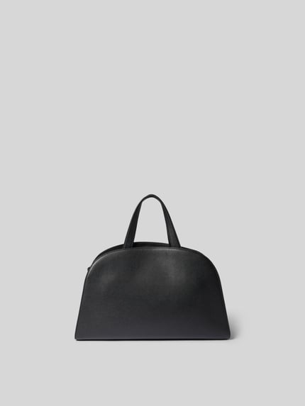 Produktfoto, Crossbody Bag mit Karabinerverschluss von Tory Burch in Schwarz, glatte Ledertextur, kurze Henkel, abnehmbarer Schulterriemen, Hauptfach mit Karabinerverschluss, Innenfach mit Reißverschluss, Label-Detail, Maße ca. 35 x 24 x 13 cm.