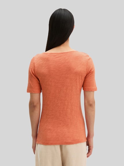 Frauenmodel trägt Regular Fit T-Shirt aus reiner Baumwolle von Marc O'Polo, Optik: Unifarben, U-Boot-Ausschnitt, Kurzarm, Ganzkörperansicht Rückansicht.