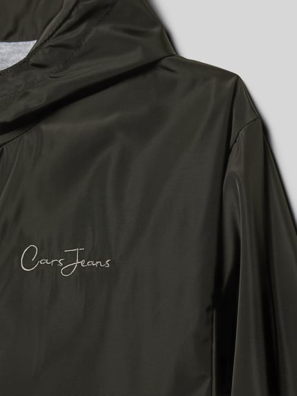 Produktfoto, Regular Fit Jacke mit Logo-Stitching Modell 'Neymay' von CARS JEANS in Dunkelgrün, Kapuze, glatte Oberfläche, Detailaufnahme, Eingrifftaschen, Reißverschluss, elastische Abschlüsse