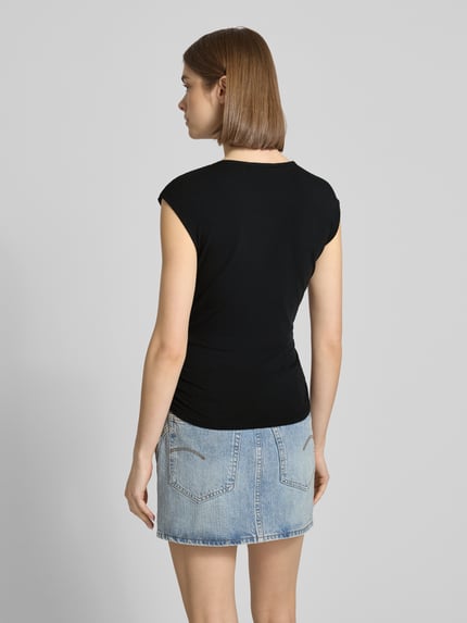 Frauenmodel trägt Slim Fit T-Shirt aus Baumwoll-Mix Modell 'MIRA' von Only, Optik: Unifarben, Raffung, Rundhals, Kurzarm, Jersey, Ganzkörperansicht Rückansicht.