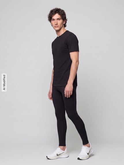 Männermodel trägt Slim Fit Sport-Leggings mit Logo-Print von Under Armour in Schwarz, glatte Oberfläche, Ganzkörperansicht von vorne, KI-modifiziertes Bild.