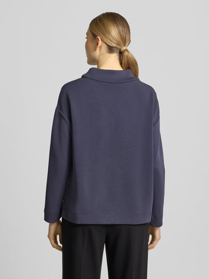 Frauenmodel trägt Loose Fit Sweatshirt aus Modal-Mix von s.Oliver BLACK LABEL, Optik: Unifarben, Farbton Dunkelblau, Langarm, Material glatte Textur, Rumpfabschluss leicht abgerundet, Ganzkörperansicht Rückansicht.