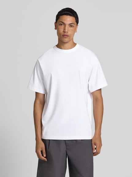 Männermodel trägt Relaxed Fit T-Shirt mit Logo-Print von ANNARR aus Reine Baumwolle, weiß, Rundhalsausschnitt, Kurzärmelig, Ganzkörperansicht von vorne. Rückenlänge bei Größe M: 72 cm.