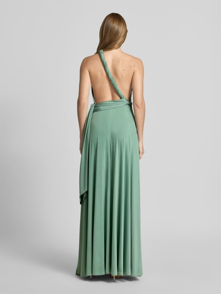 Vrouwenmodel draagt Maxikleid met diep V-hals van Rose Avenue in getailleerd model, kruisbandjes en tailleband, ruglengte 135 cm, geheelopname rugaanzicht