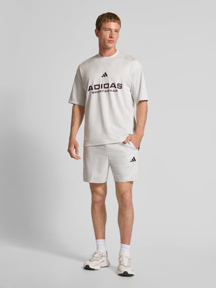 adidas Sportswear T-Shirt mit Logo und Rundhalsausschnitt Hellgrau 1