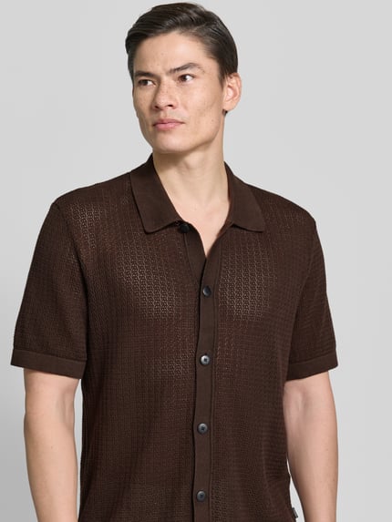 Männermodel trägt Regular Fit Freizeithemd in Strick-Optik Modell 'Owen' von Jack & Jones Premium, braun, Reine Baumwolle, Semitransparent, Kurzärmelig, Kentkragen, Knopfleiste, Nahaufnahme Oberkörper. Rückenlänge bei Größe M: 72 cm, Schulterbreite: 47 cm, Ärmellänge: 27 cm.