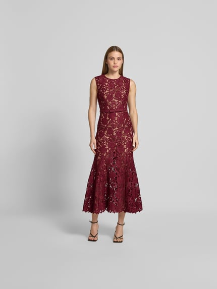 Frauenmodel trägt Maxikleid aus floraler Spitze von Self-Portrait in Bordeaux, Elastischer-Material-Mix, Slim-Fit, abnehmbares Taillenband, Ärmelloses-Design, florale Spitze, Ganzkörperansicht von vorne.