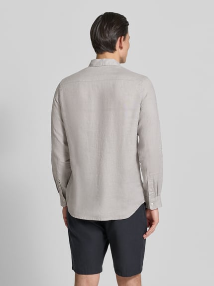 Männermodel trägt Slim Fit Leinenhemd mit Kentkragen von Scotch & Soda, Reine Leinen, langärmelig, Rückansicht, Ganzkörperansicht.