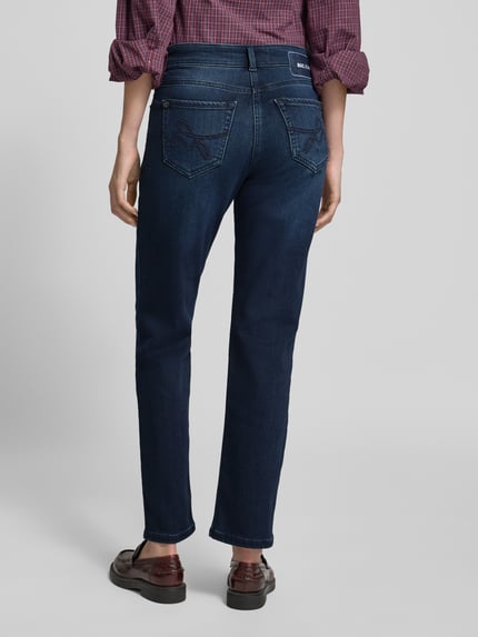 Frauenmodel trägt Regular Fit Straight Fit Jeans winterwarm angeraut von MAC in Dark Wash Denim mit 5-Pocket-Design, Ganzkörperansicht Rückansicht.