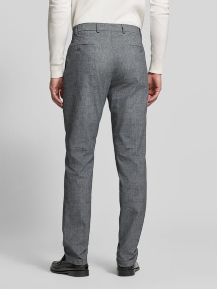 Männermodel trägt graue Regular Fit Hose aus Baumwollmix von Hiltl, dezentes Karomuster, Herren Weite Hose, Ganzkörperansicht Rückansicht.