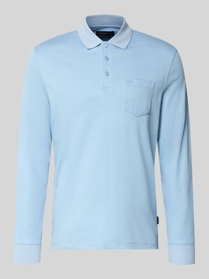 Produktfoto, Regular Fit Poloshirt aus Baumwoll-Mix mit Brusttasche von bugatti, jasnoniebieski kolor, długi rękaw, polokragen, logo haft, elastyczne mankiety, tekstura gładka, kontekst: Herren Poloshirt von bugatti, bawełniany miks, krój regular fit, logo haft, kieszeń na piersi, długi rękaw, kołnierz polo, elastyczne mankiety, długość tyłu w rozmiarze M: 71 cm