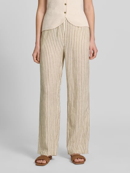 Vrouwenmodel draagt Wide Leg Leinenhose mit Tunnelzug van Marc O'Polo, all-over motief, gestreept, materiaal: linnen, wide leg pasvorm, mid taille, steekzakken en paspelzak, bindceintuur, knoop- en ritssluiting. Vooraanzicht, close-up van het onderstuk.