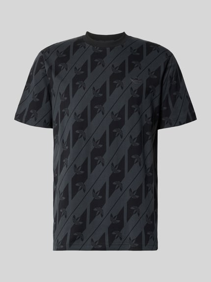 Produktfoto, dunkelgraues und schwarzes T-Shirt aus reiner Baumwolle Modell 'MONOGRAMM AOP' von adidas Originals mit grafischem Allover-Muster.
