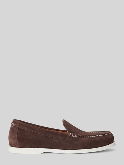 Produktfoto, Loafer aus echtem Leder von Polo Ralph Lauren in dunkelbraunem Veloursleder, unifarben, runde Spitze, weiße Blocksohle, Label-Prägung.