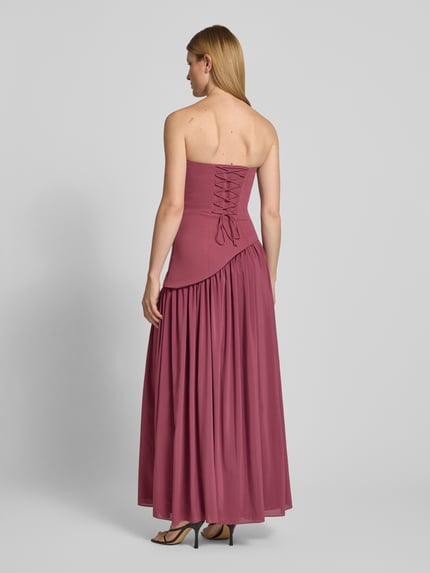 Frauenmodel trägt Cocktailkleid im Off-Shoulder-Look von Hey Kyla in Altrosa, Material-Mix mit Stretch-Anteil, Maxikleid, figurbetont, Rückenlänge bei Größe 36: 130 cm, Brustweite bei Größe 36: 38 cm, Ganzkörperansicht Rückansicht.