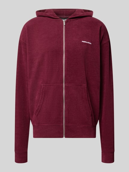 Produktfoto, Oversized Fit Sweatjacke mit Label-Detail Modell 'Mezzano' von PEGADOR aus bordeauxfarbenem Material-Mix mit Känguru-Tasche und elastischen Abschlüssen, strukturierte Textur, neutrales Licht, Vorderansicht.