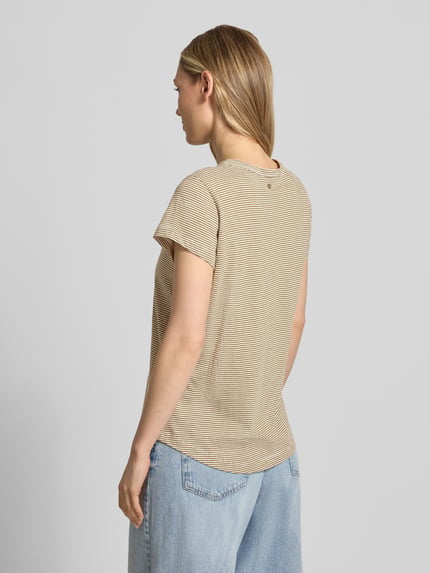 Vrouwenmodel draagt Regular Fit T-shirt met logo-print model 'Camp' van MOS MOSH, puur katoen, ronde hals, ruglengte maat S 62 cm, geheel van achteren