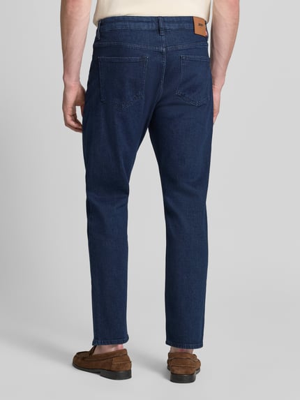 Mannenmodel draagt Straight Leg Jeans im 5-Pocket-Design Modell 'Ray' van JOOP! Jeans in donkerblauw katoenmengsel met stretch, straight fit, productdetails volgens context, geheellichaamsaanzicht achteraan.
