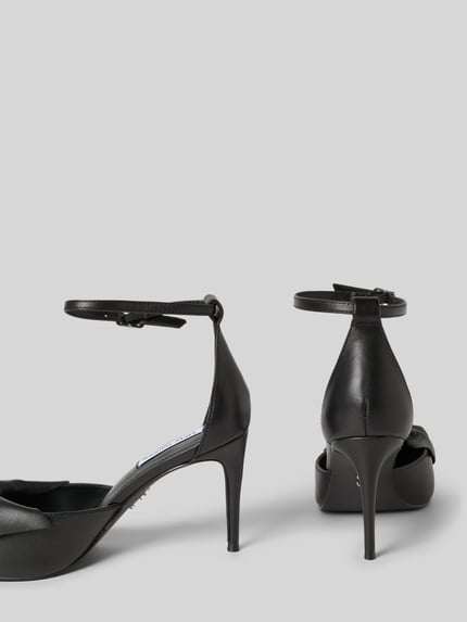 Produktfoto, schwarze Pumps mit Zierschleife Modell 'Lorina' von Steve Madden aus Leder-Mix, spitze Passform, glatte Sohle, 9 cm Absatz, Pinschließe