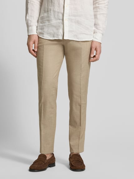 Männermodel trägt Slim Fit Anzughose in melierter Optik Modell 'Paco' von CG Club of Gents, Beige, Baumwollmischung, Nahaufnahme Oberkörper bis Schuhe.