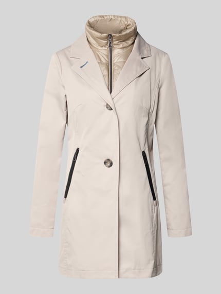 Produktfoto, Kurzmantel mit heraustrennbarem Westeneinsatz von Gil Bret in Beige, glatte Baumwollstruktur, taillierter Schnitt, schwarze Reißverschlusstaschen, Knopfverschluss, Reverskragen, Damenmantel laut Maßangaben.