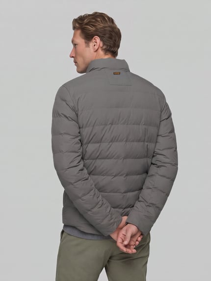 Männermodel trägt Steppjacke mit Brusttasche Modell 'Foundation' von G-Star RAW in unifarbener Optik mit Label-Patch, Ganzkörperansicht Rückansicht.