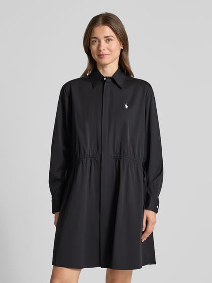 Frauenmodel trägt Tailliertes Hemdblusenkleid aus reiner Baumwolle von Polo Ralph Lauren, Optik: Unifarben, Mini, Hemdkragen, Logo-Stitching, Taillenraffung mit Kordelzug, Verschluss: verdeckte Knopfleiste, Material: Reine Baumwolle, Ganzkörperansicht von vorne.