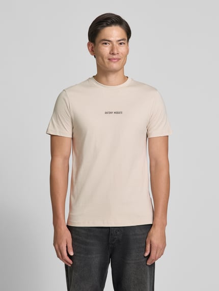Männermodel trägt Regular Fit T-Shirt mit Label-Print von Antony Morato, beige Farbe, Rundhalsausschnitt, reine Baumwolle, Ganzkörperansicht von vorne.