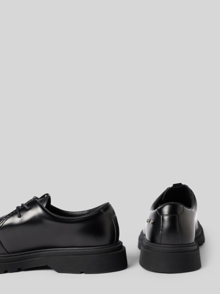 Produktfoto, czarne buty sznurowane 'Schnürschuhe mit Label-Detail' od Replay z zaokrąglonym czubkiem, detal z logo, profilowana podeszwa, wysokość obcasa w rozmiarze 44: 4 cm, wysokość cholewki w rozmiarze 44: 6 cm, szerokość cholewki w rozmiarze 44: 10 cm, gładka tekstura, błyszcząca powierzchnia