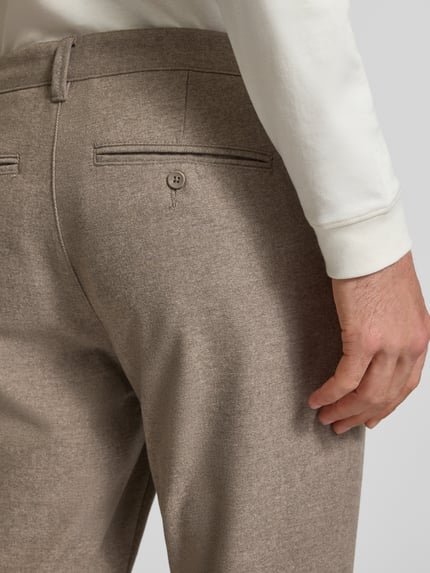Männermodel trägt Slim Fit Hose mit Viskose-Anteil Modell 'MARK' von ONLY, Beige-Ton, glatte Textur, Nahaufnahme Rückansicht, Herren Schmale Hose von ONLY & SONS.