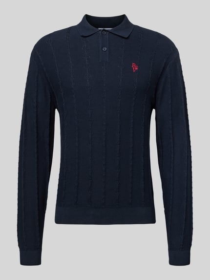 Produktfoto, granatowy Strickpullover mit Strukturmuster und Polokragen von REVIEW, bawełna, krój slim fit, logo na piersi, długość tyłu 65 cm, długość rękawa 66 cm