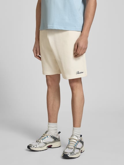 Männermodel trägt Shorts mit Strukturmuster von REVIEW aus Baumwoll-Mix in Cremefarbe, Regular-Fit, elastischer Bund, Nahaufnahme Vorderansicht.