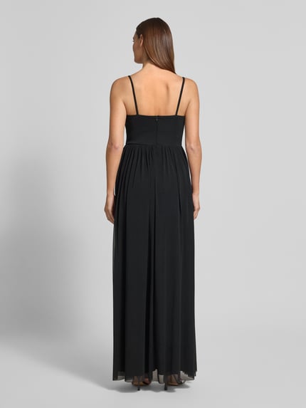 Vrouwenmodel draagt avondjurk met spaghettibandjes van TROYDEN COLLECTION, met mesh, tailored fit, maxi-jurk, ruches, ruglengte 137 cm, borstwijdte 36 cm, achteraanzicht volledige lichaamsopname.