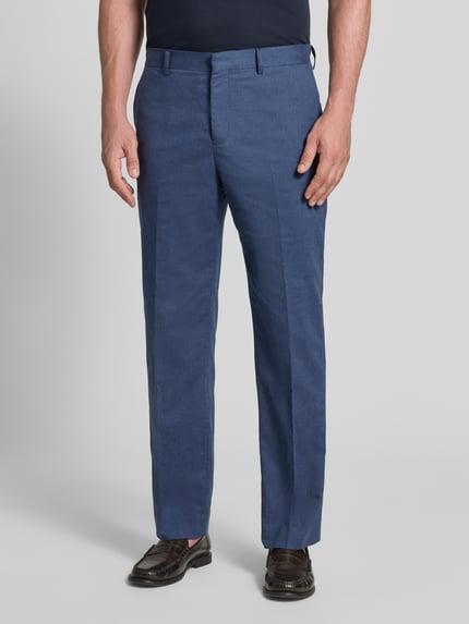Mannenmodel draagt Straight Fit broek uit linnenmix Model 'Wesley' van Matinique, blauw, steek- en achterzakken, persplooien, haakjes- en ritssluiting, mix van linnen en katoen, ganzekörperaanzicht van voren.