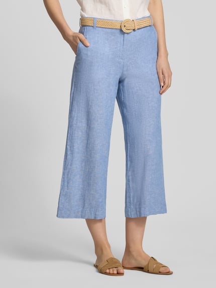 Frauenmodel trägt Culotte aus Leinen-Mix mit Gürtel von Christian Berg Woman in Hellblau mit Eingrifftaschen, Ganzkörperansicht von vorne. Leicht strukturierte Textur, Wide Leg Fit, Haken- und Reißverschluss, französische Eingrifftaschen, Gesäßleistentaschen, Bundweite bei Größe 36: 39 cm, Innenbeinlänge bei Größe 36: 60 cm.