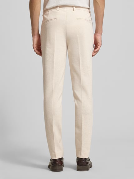 Männermodel draagt stoffen broek met bandplooien, steekzakken en achterzakken, katoenmix met stretch van Scotch & Soda, recht model, bandwijdte 45 cm, binnenbeenlengte 79 cm, knoop- en ritssluiting, kleur beige, Ganzkörperansicht Rückansicht.